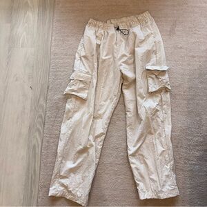 Nike Sportswear Essential
Women's High-Rise Woven‎ Cargo Pants